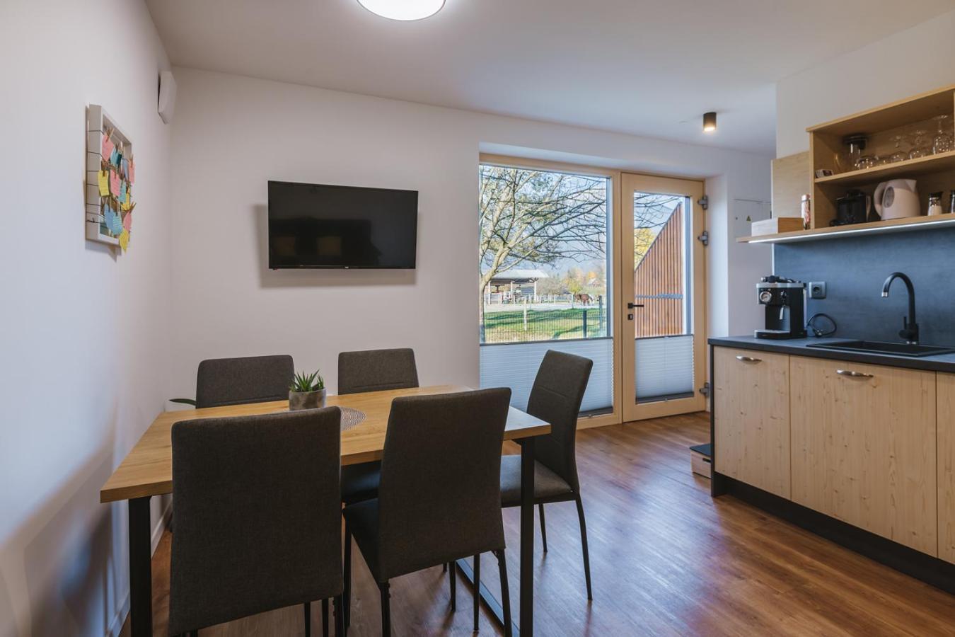 Maple & Pine Bled Apartment Стая снимка